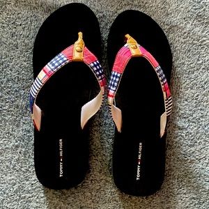 Tommy Hilfiger sandals size 11 medium comfortable fit.EUC 💙❤️